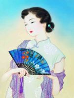 扇子を持つ中華ドレスの女